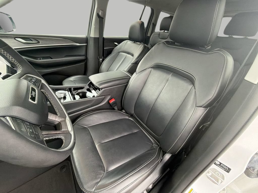 Used 2023 Jeep Grand Cherokee Limited w/ Black Appearance Package AWD/4WD image 18
