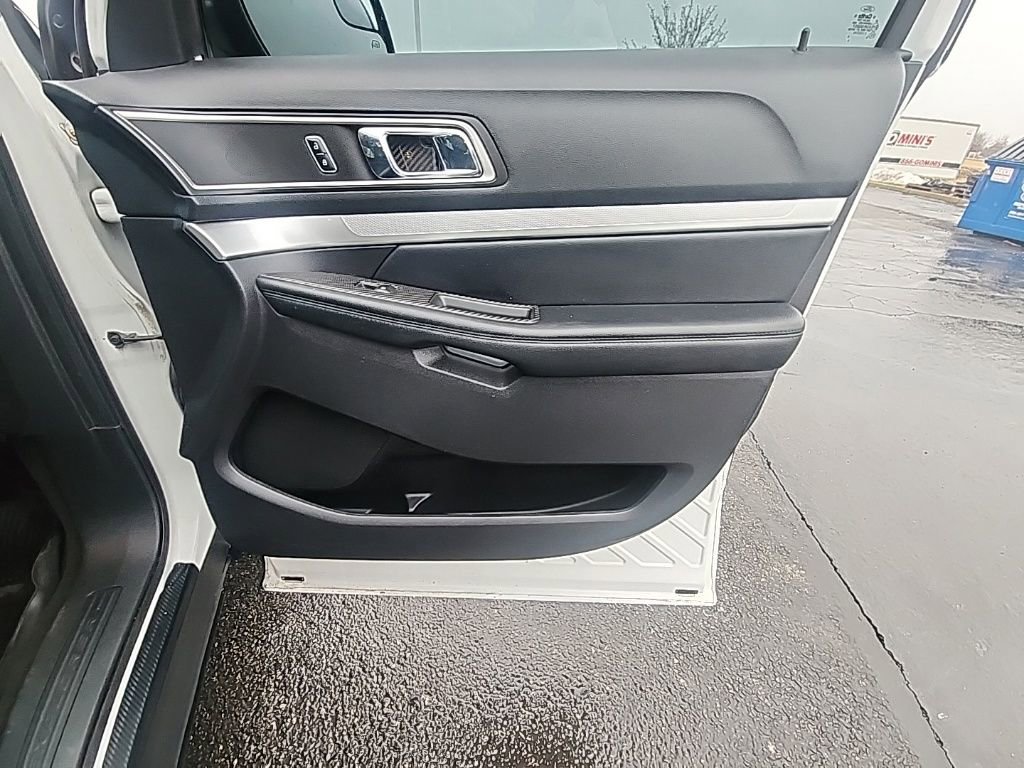 Used 2017 Ford Explorer XLT w/ Equipment Group 202A image 30