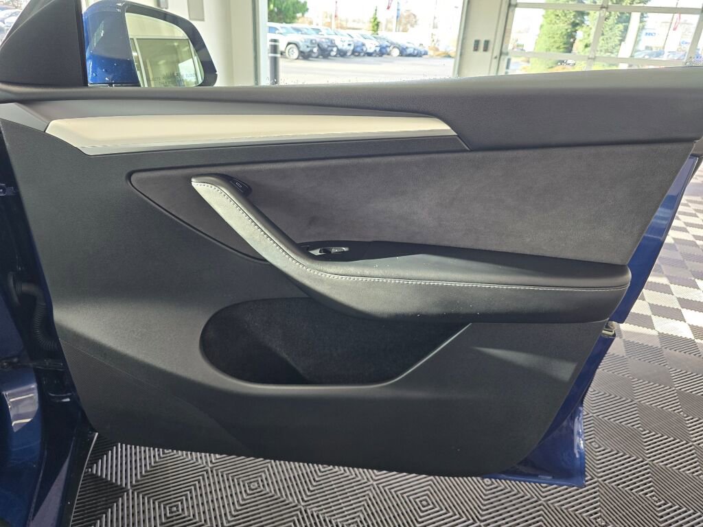 Used 2025 Tesla Model Y Long Range image 46