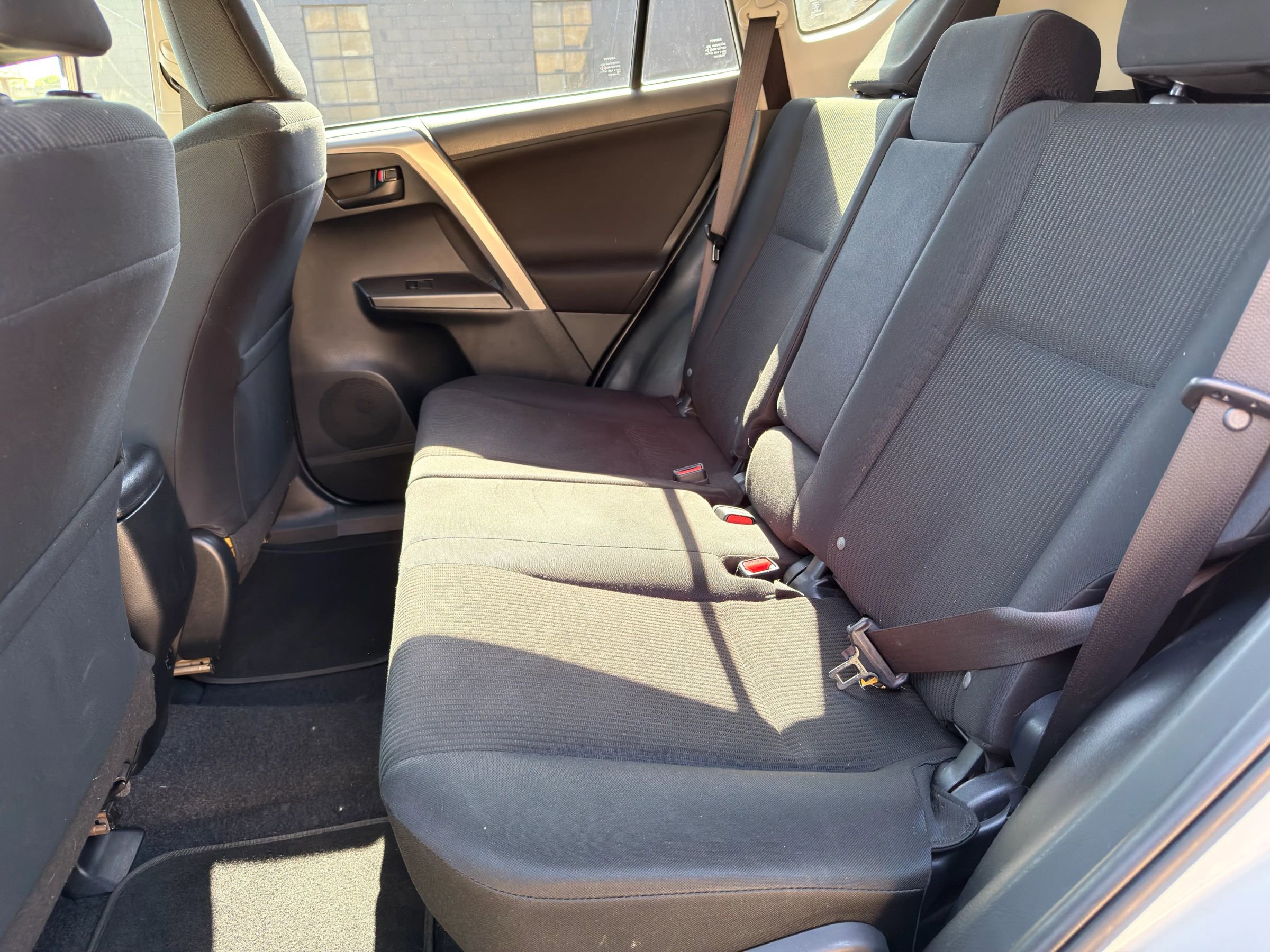 Used 2018 Toyota RAV4 LE w/ All Weather Liner Package AWD/4WD image 17