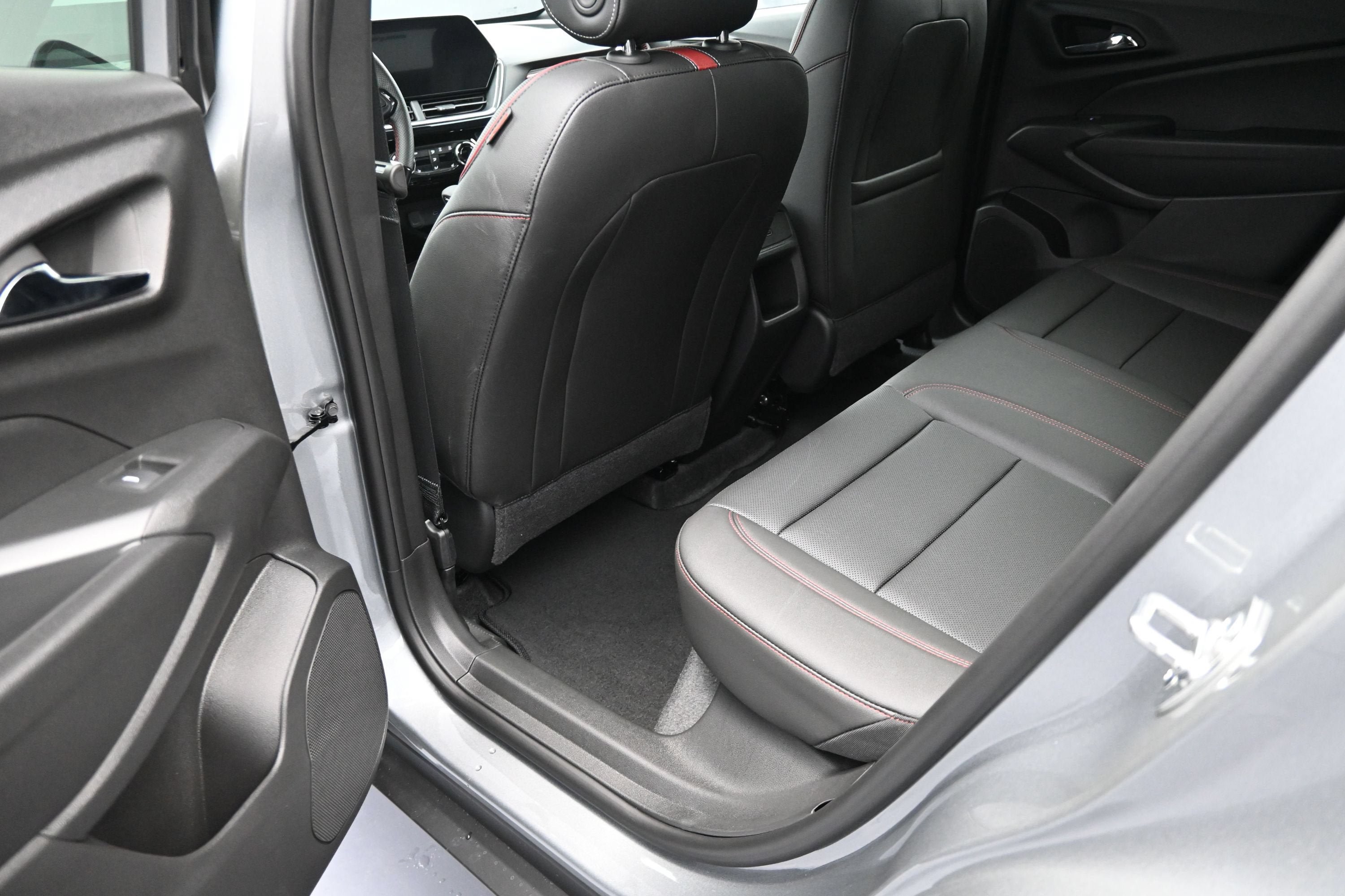 New 2026 Chevrolet Trax RS w/ Sunroof Package FWD image 28