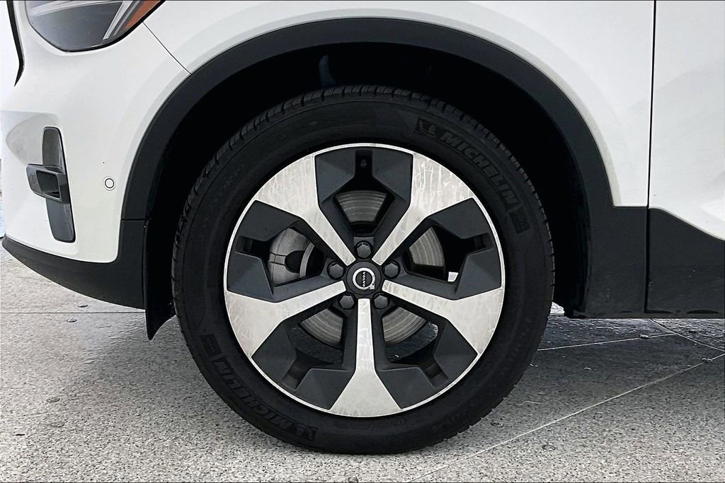 Certified 2025 Volvo XC40 B5 Plus image 12