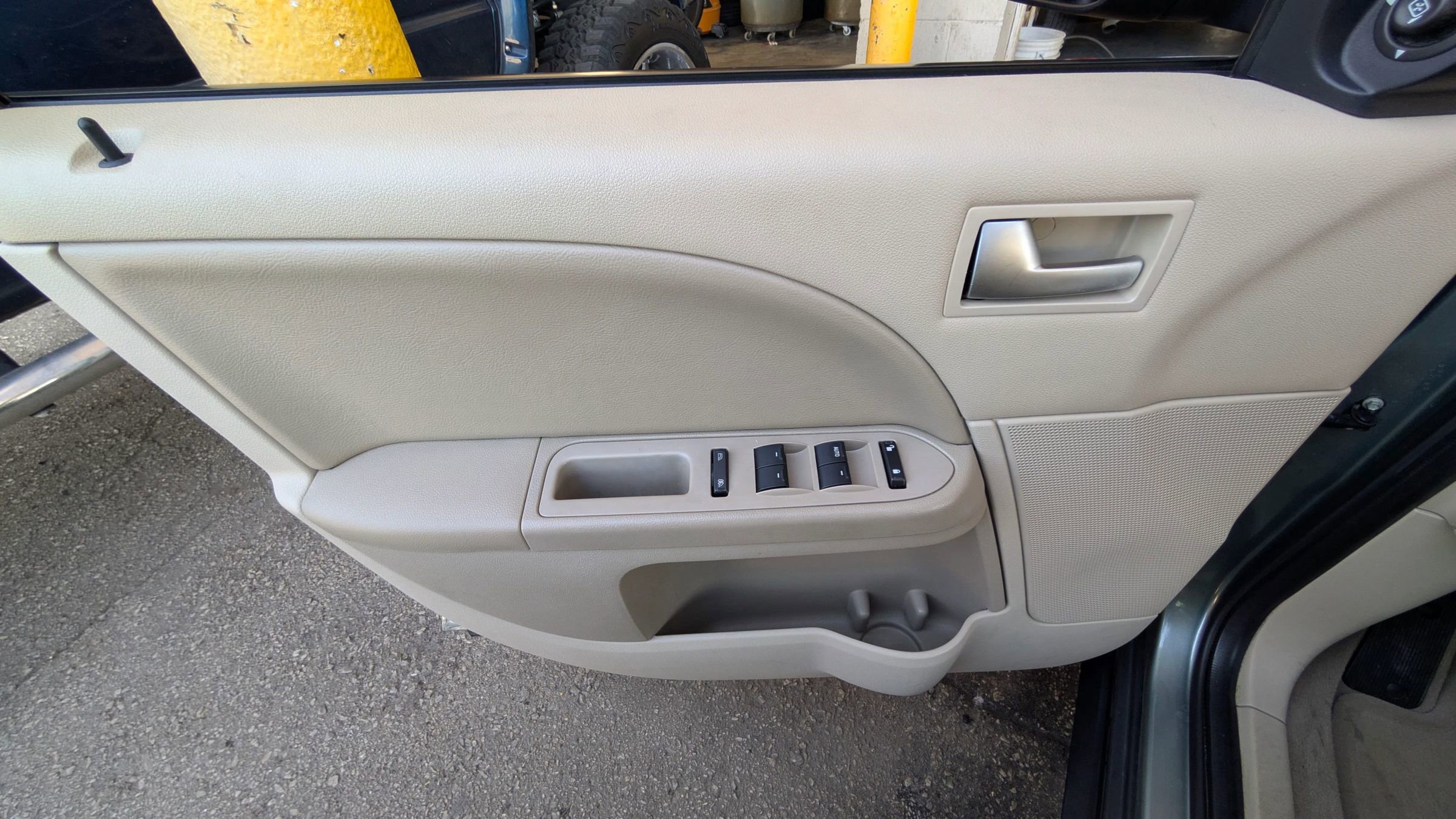 Used 2006 Ford Five Hundred SEL image 9