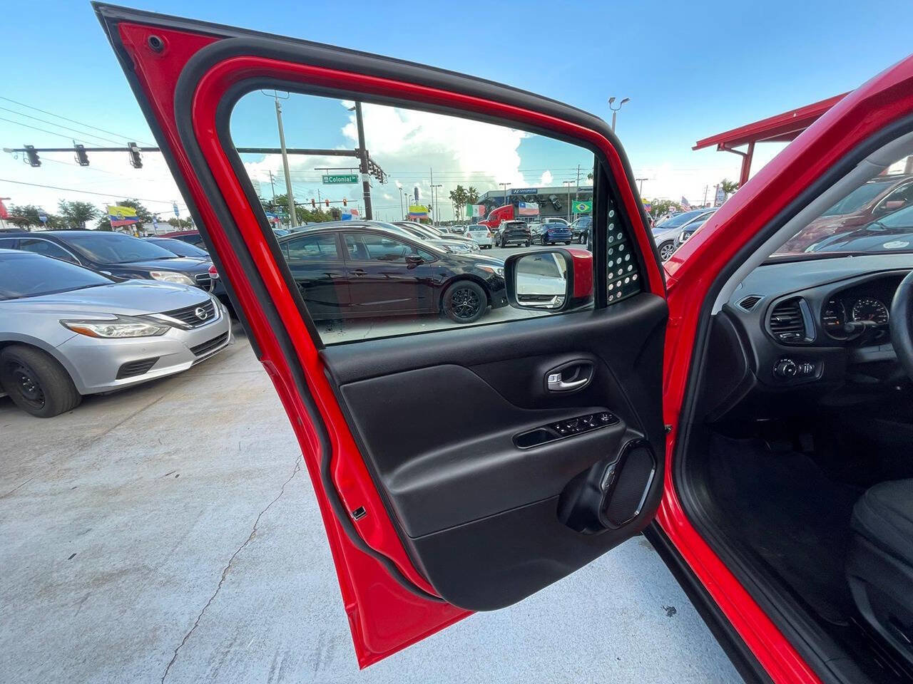Used 2020 Jeep Renegade Altitude w/ Cold Weather Group FWD image 9