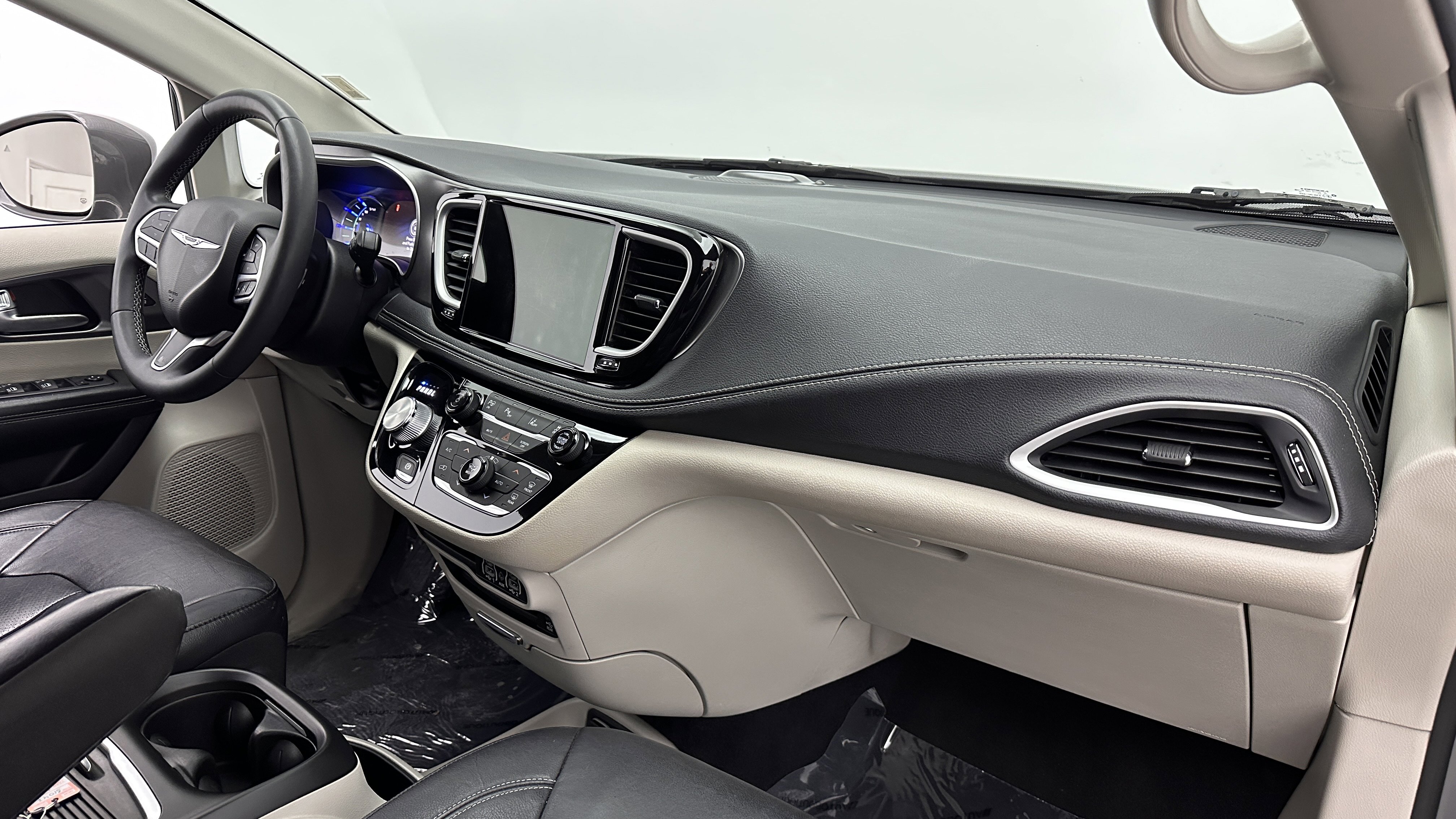 Used 2022 Chrysler Pacifica Touring-L w/ Uconnect Theater Family Group FWD image 37