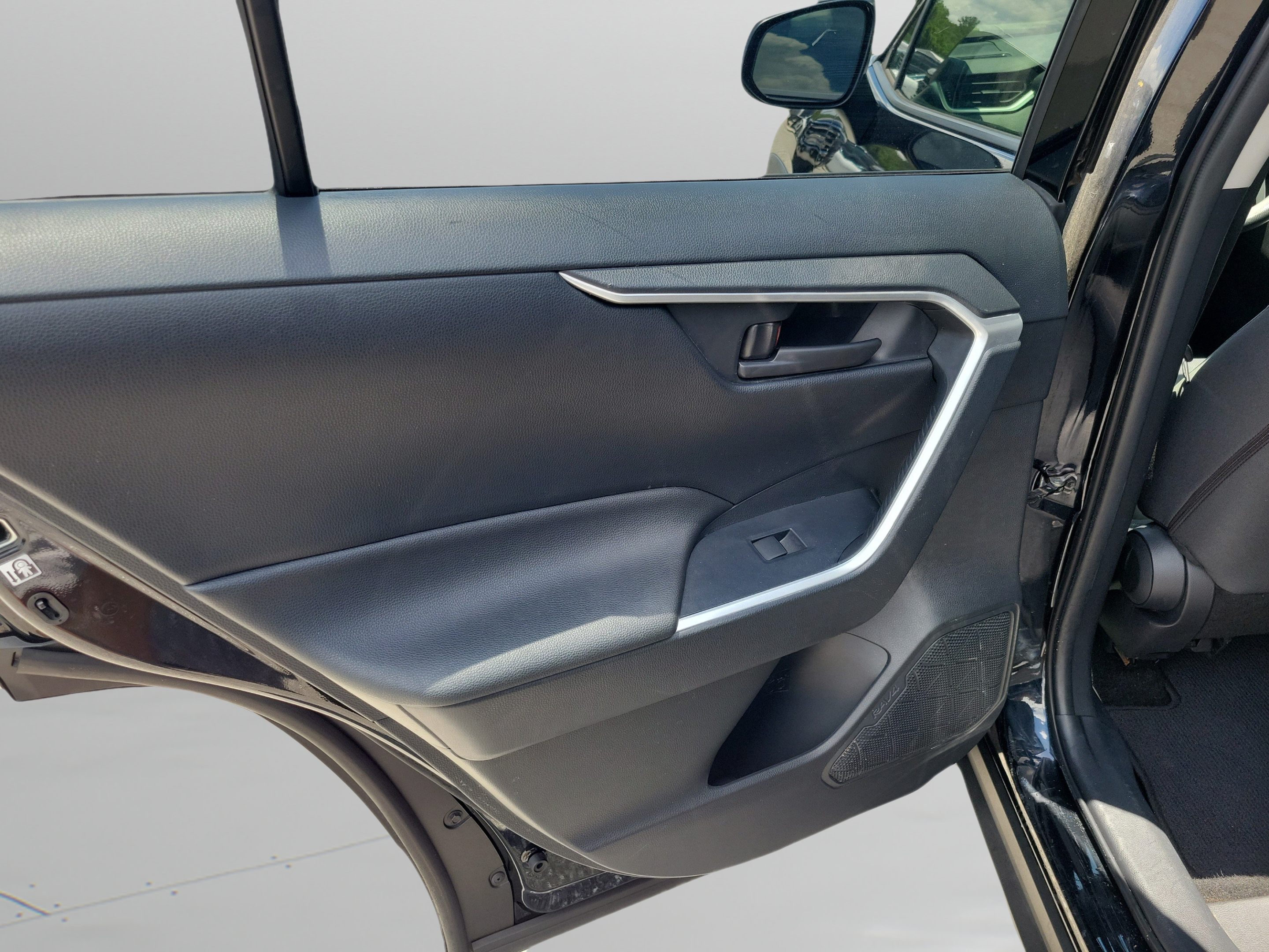 Used 2019 Toyota RAV4 LE FWD image 11