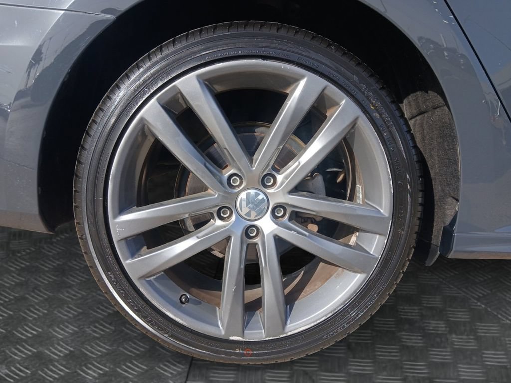 Used 2018 Volkswagen Passat 2.0T R-Line w/ R-Line Lighting Package FWD image 22
