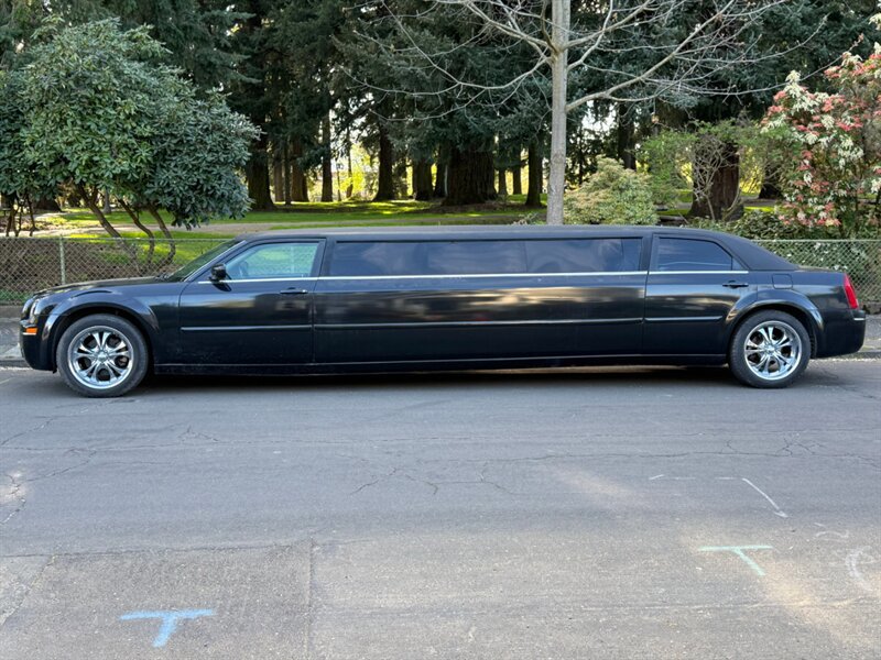 Used 2006 Chrysler 300 Touring RWD image 2