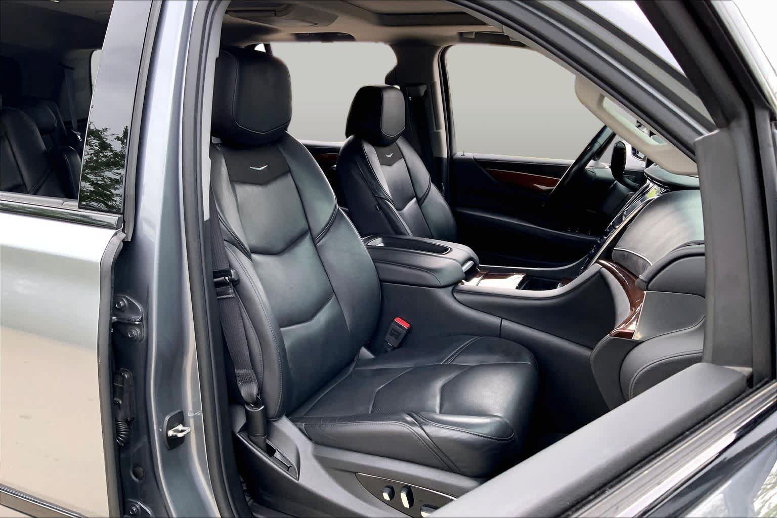 Used 2019 Cadillac Escalade Luxury AWD/4WD image 8