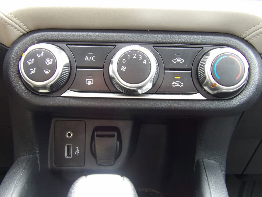 Used 2020 Nissan Versa SV FWD image 16
