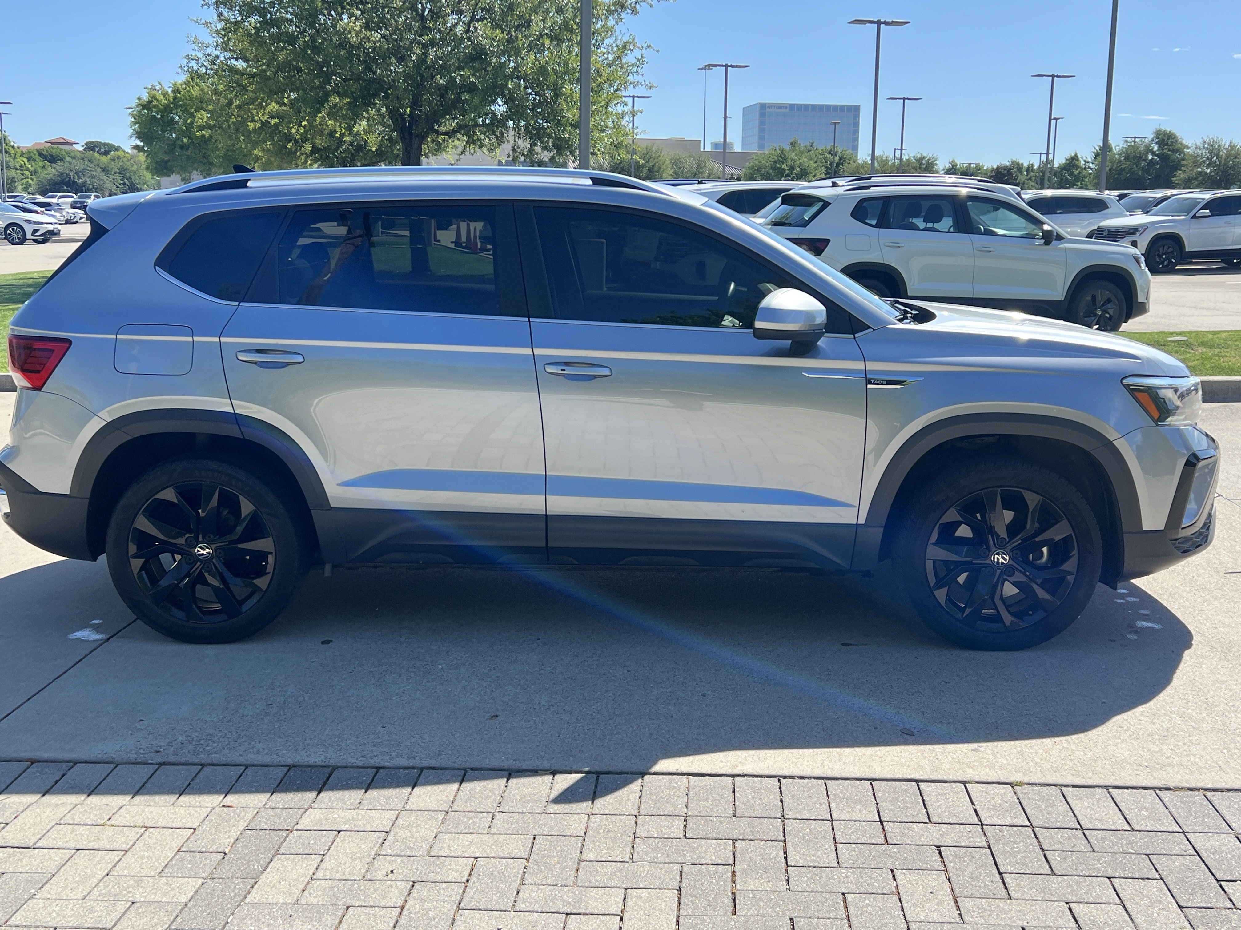 Certified 2023 Volkswagen Taos SE w/ Panoramic Sunroof Package FWD image 11