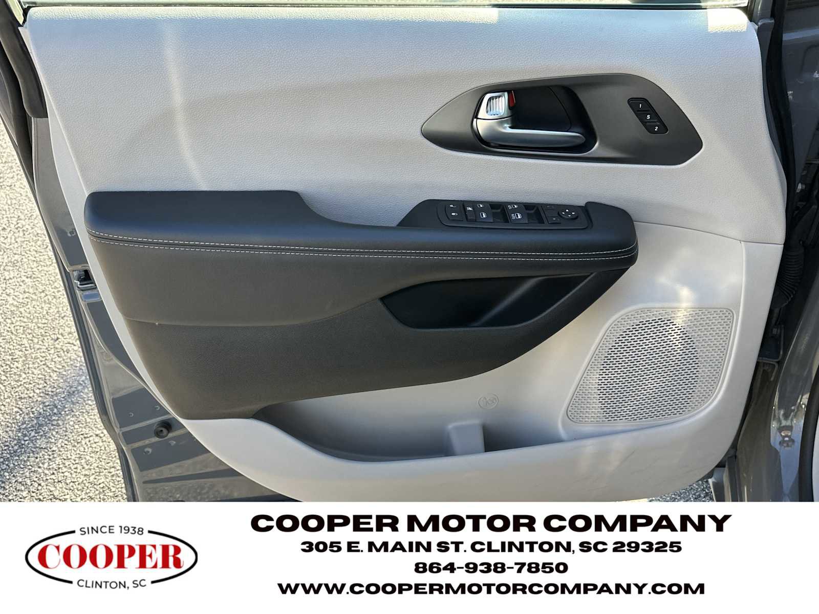 Used 2023 Chrysler Pacifica Touring-L image 10