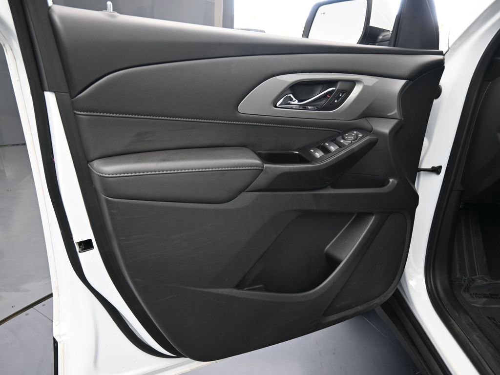 Used 2023 Chevrolet Traverse LT image 16