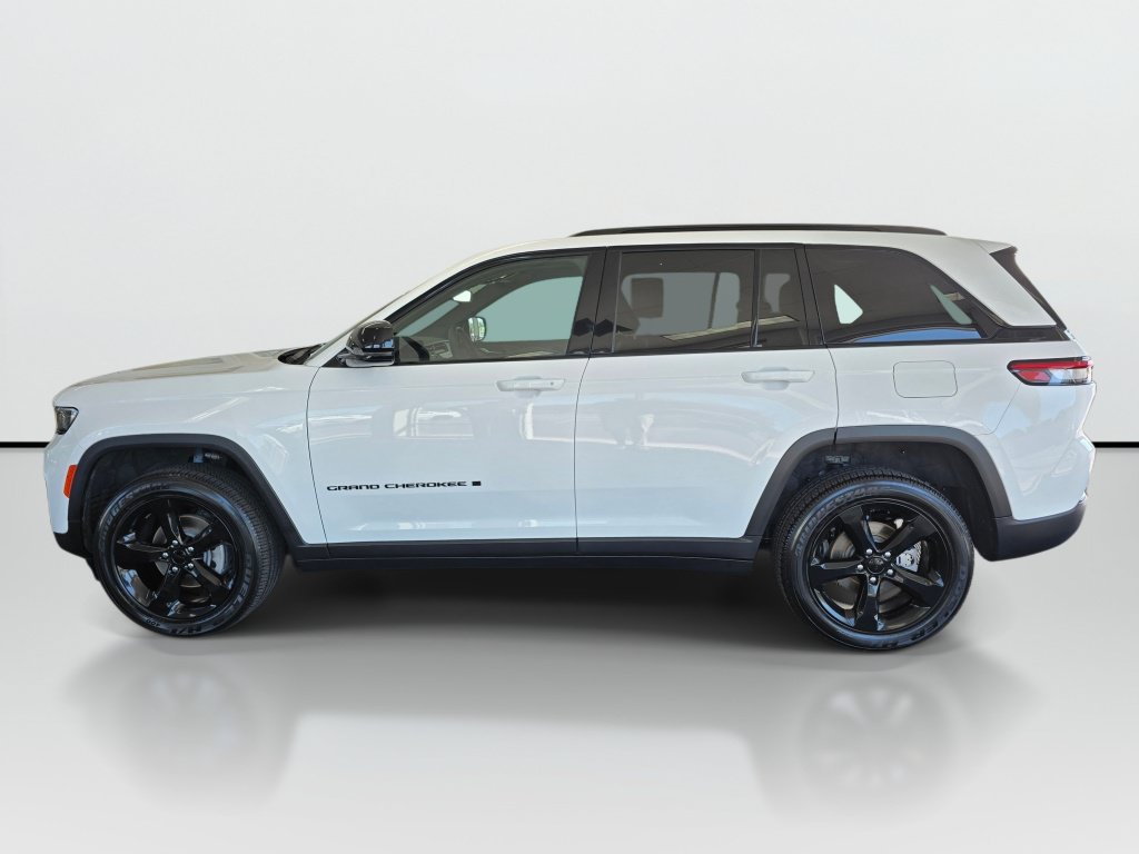 Used 2023 Jeep Grand Cherokee Altitude AWD/4WD image 2