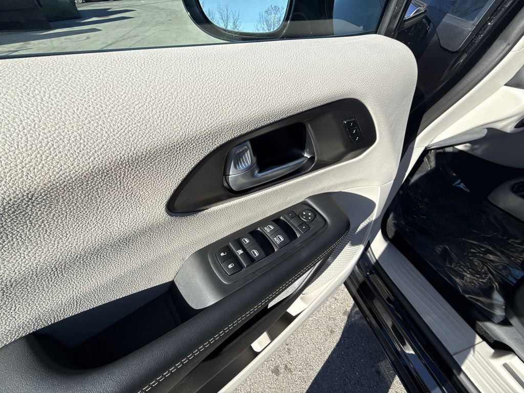 Used 2024 Chrysler Pacifica Touring-L image 13