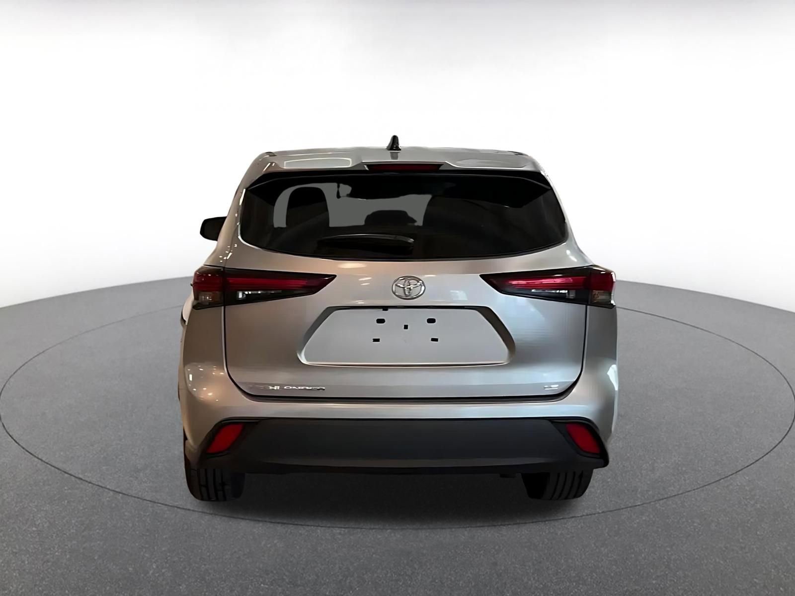 Used 2025 Toyota Highlander LE image 12