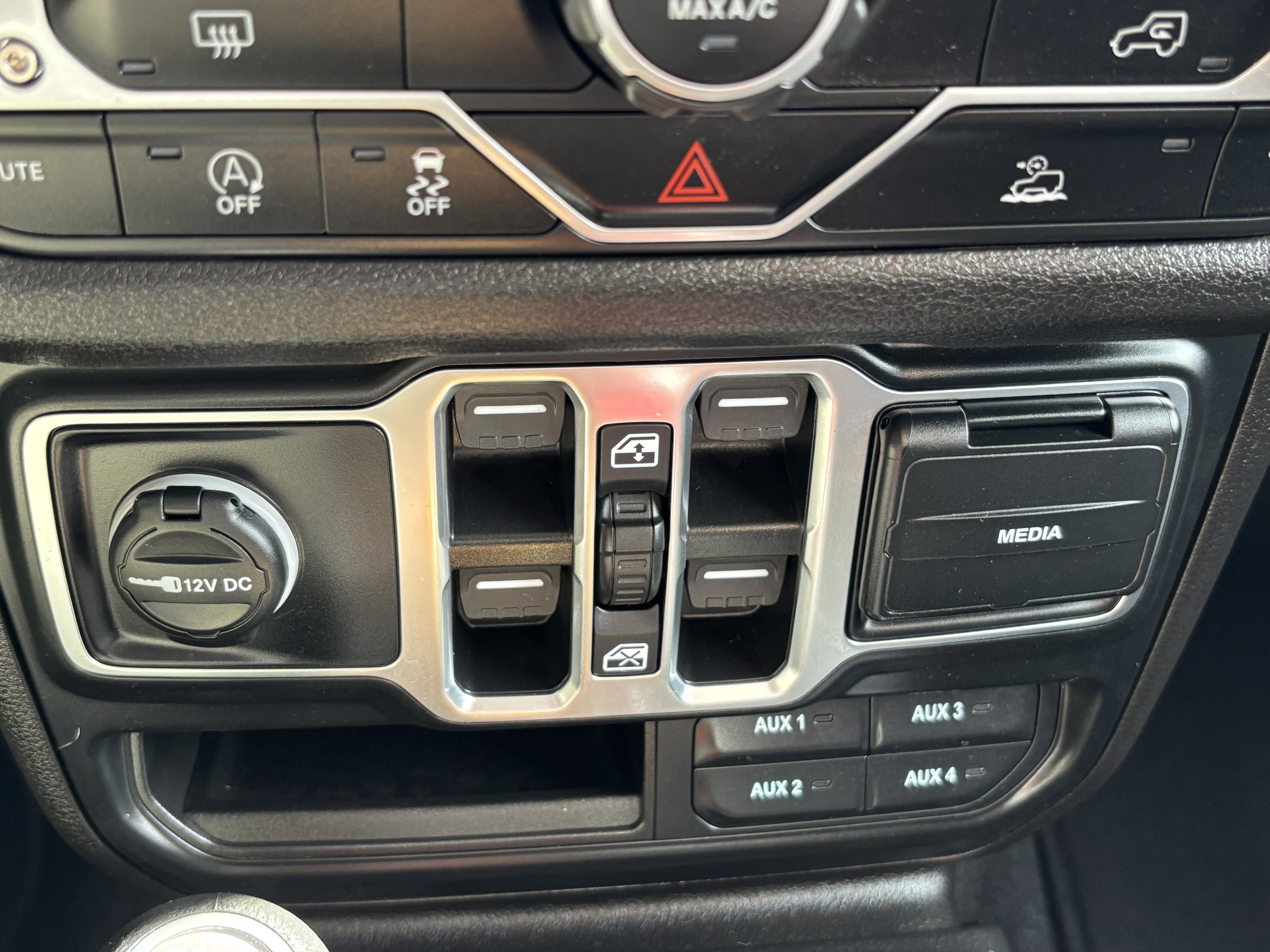 Used 2025 Jeep Gladiator Sport image 16