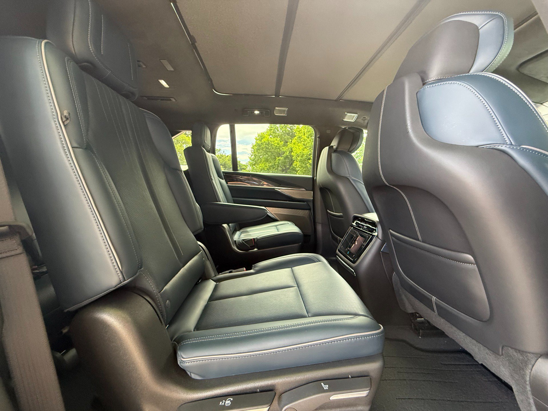 Used 2025 Cadillac Escalade IQ Luxury 2 w/ LPO, Premium Carpet Package AWD/4WD image 20