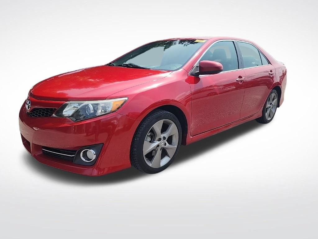 Used 2014 Toyota Camry SE w/ Moonroof Package FWD image 2