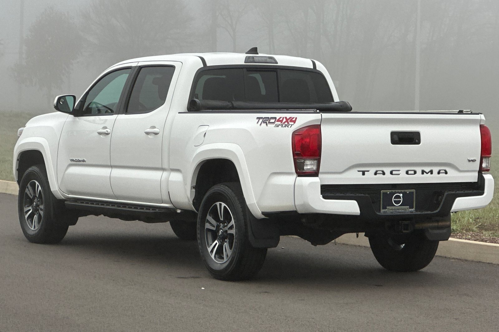 Used 2016 Toyota Tacoma TRD Sport image 5