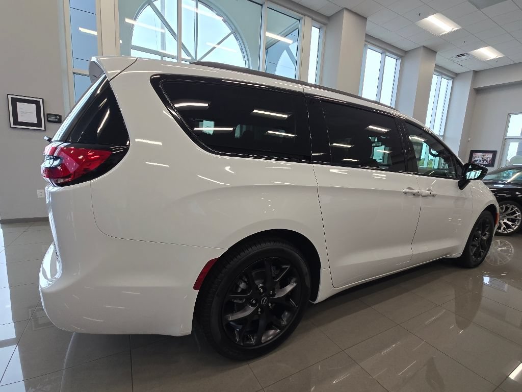 New 2026 Chrysler Pacifica Limited w/ Uconnect Theater Family Group FWD image 2
