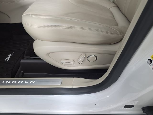 Used 2018 Lincoln MKC Select w/ Select Plus Package AWD/4WD image 17