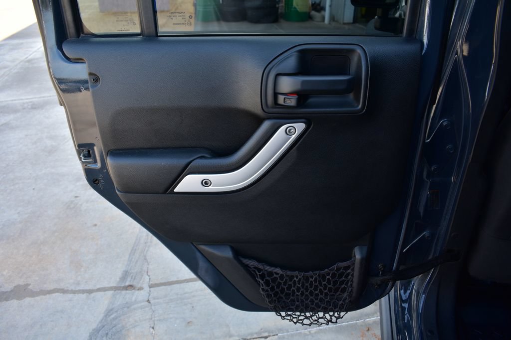 Used 2017 Jeep Wrangler Unlimited Rubicon w/ Connectivity Group AWD/4WD image 17