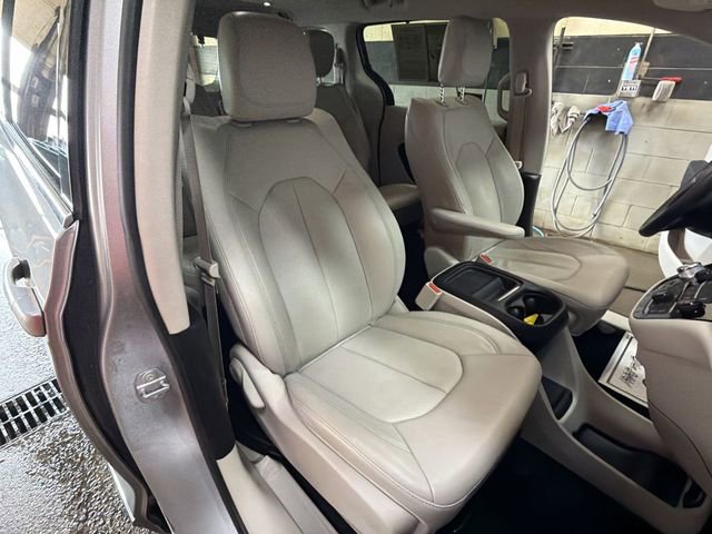 Used 2018 Chrysler Pacifica Touring-L image 25