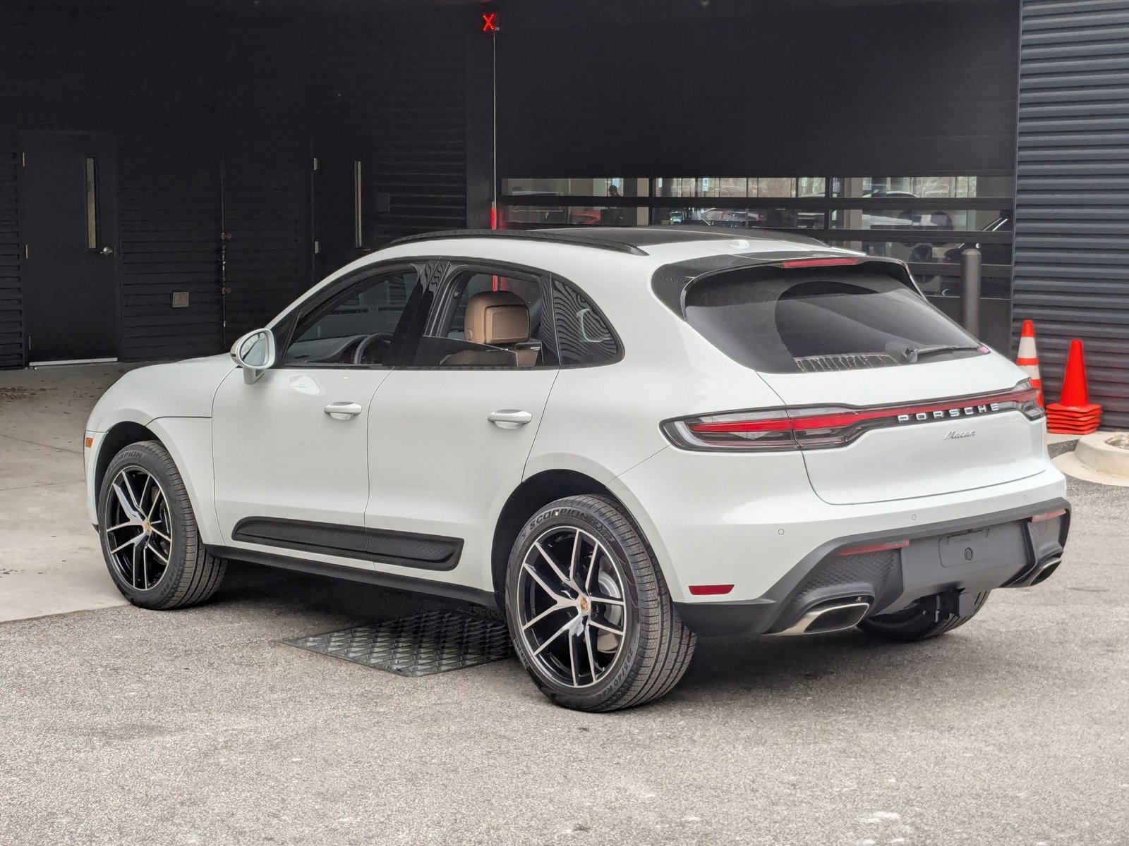 Certified 2026 Porsche Macan AWD/4WD image 3