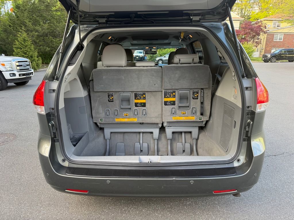 Used 2011 Toyota Sienna XLE w/ Premium Pkg AWD/4WD image 6