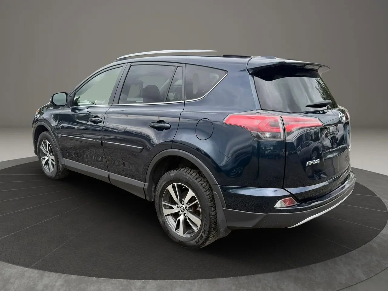 Used 2018 Toyota RAV4 XLE w/ Plus Extra Value Package AWD/4WD image 7
