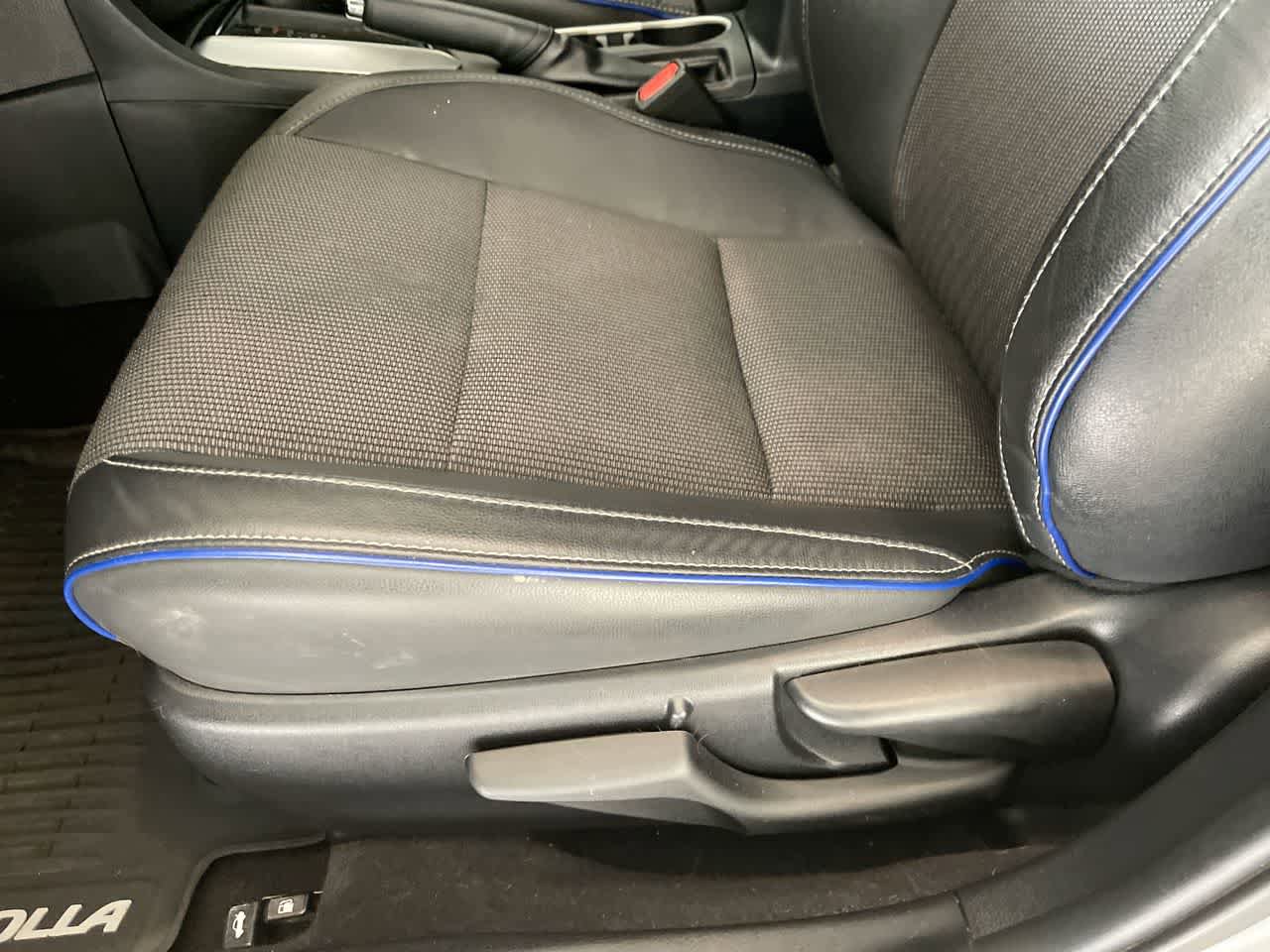 Used 2018 Toyota Corolla SE FWD image 12
