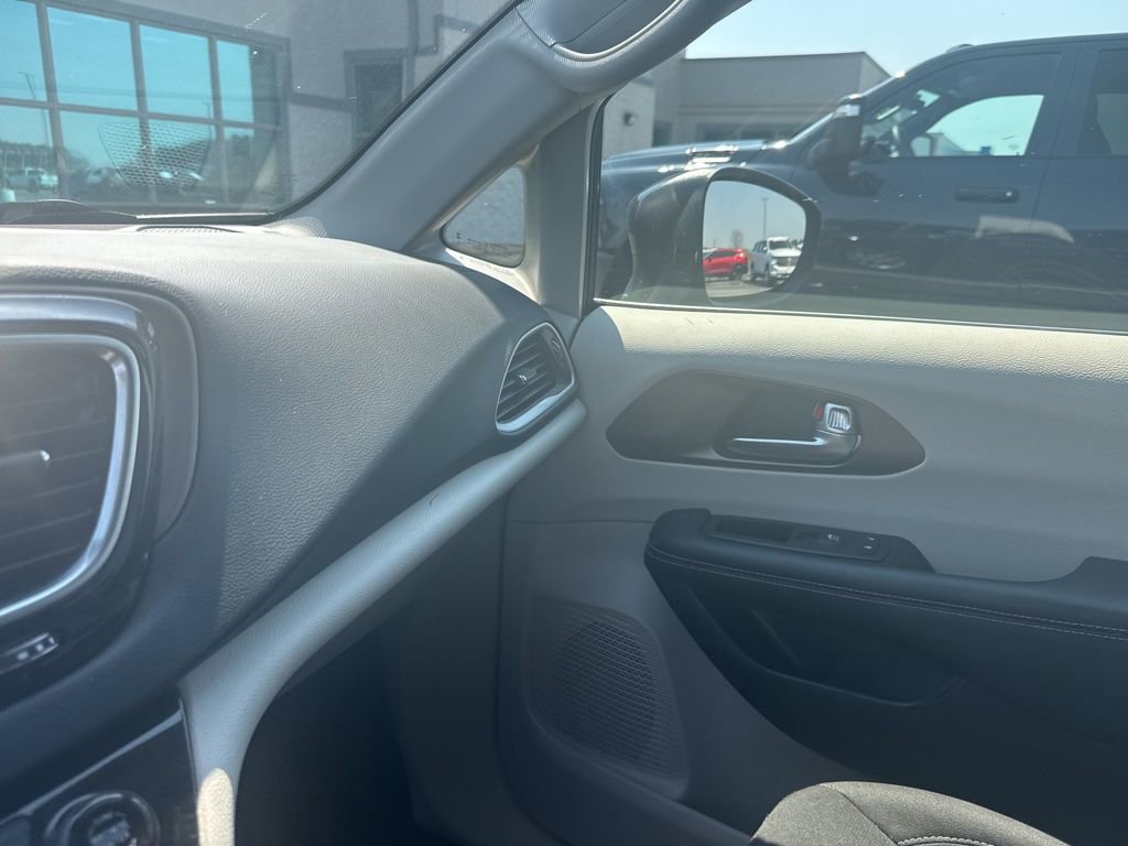 Used 2023 Chrysler Voyager LX image 16