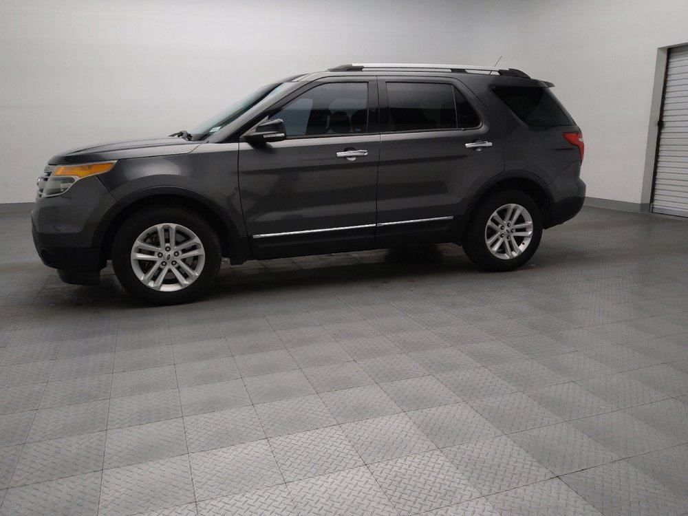 Used 2015 Ford Explorer XLT image 2