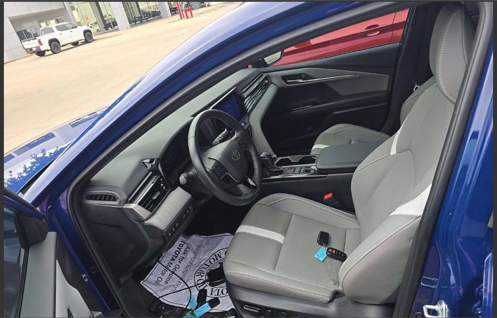 Used 2025 Toyota Camry SE w/ Convenience Package FWD image 5