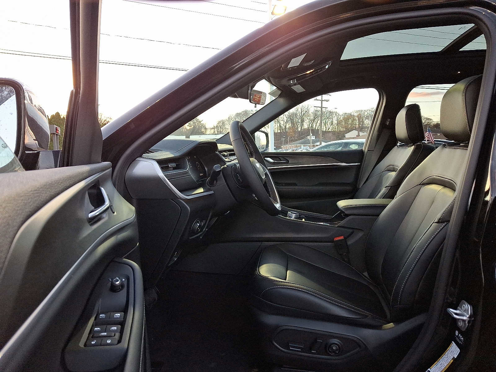 New 2025 Jeep Grand Cherokee Limited image 9