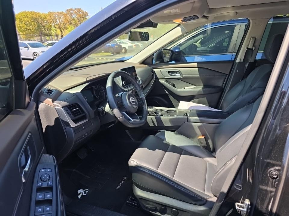 Used 2023 Nissan Rogue SV image 3