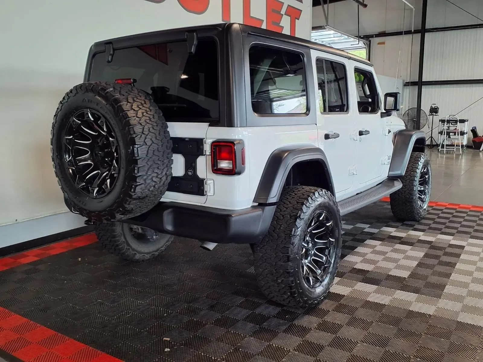 Used 2018 Jeep Wrangler Unlimited Sport S AWD/4WD image 7