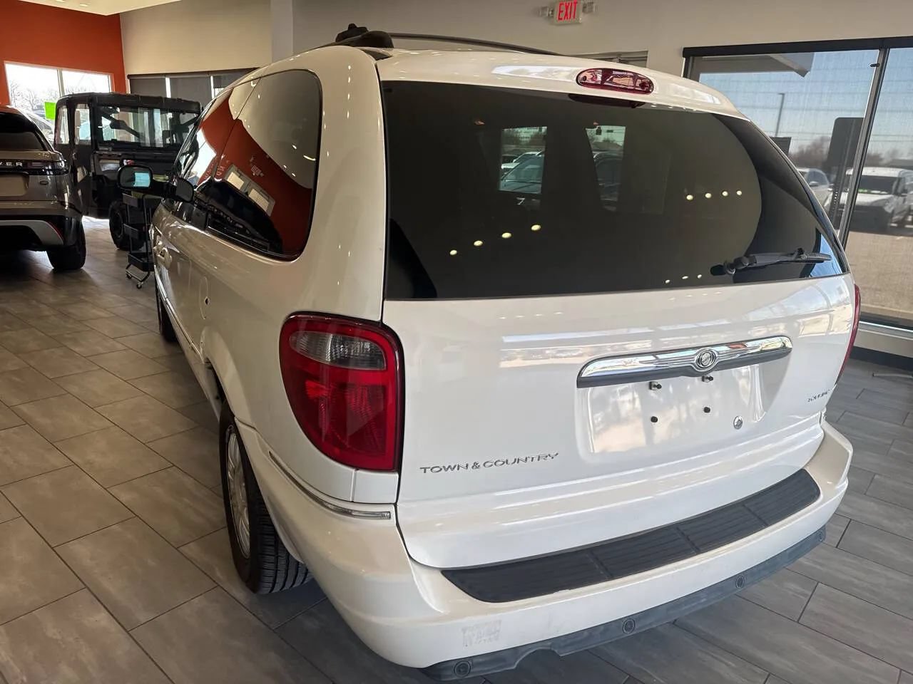 Used 2005 Chrysler Town & Country Touring w/ Luxury Group FWD image 12