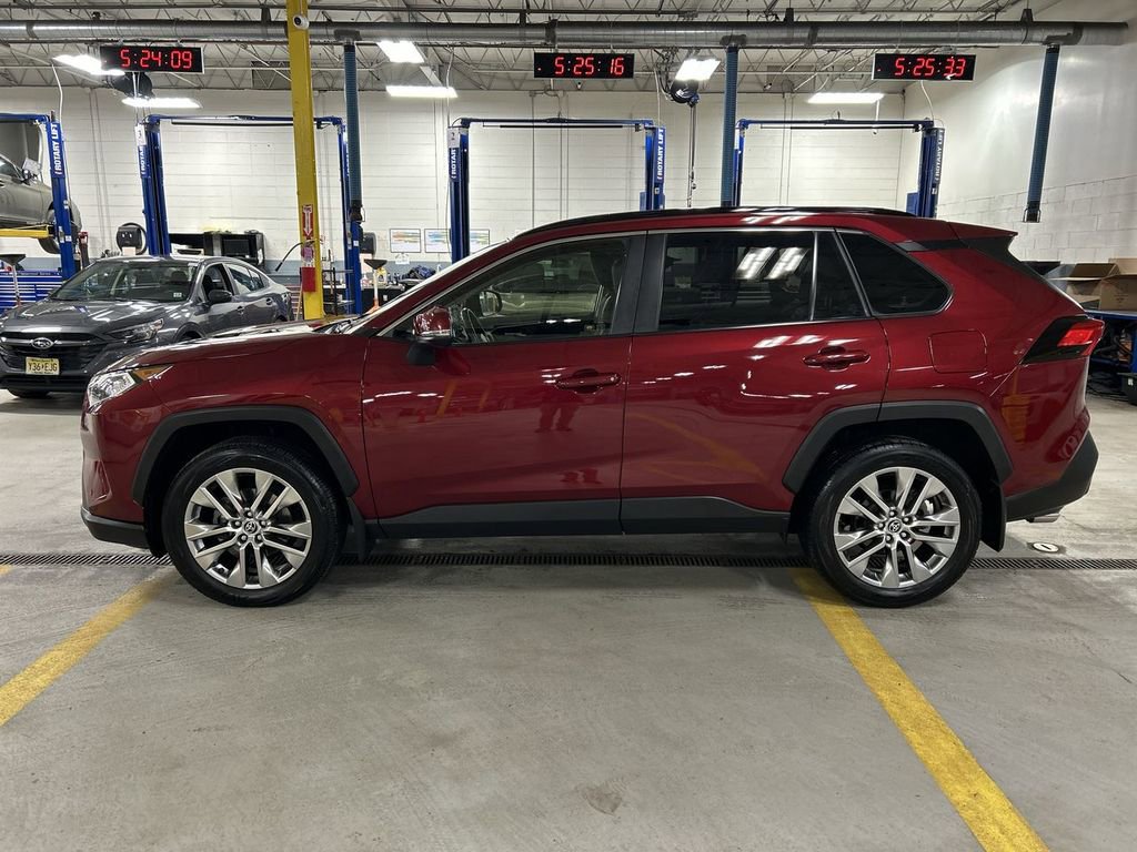 Used 2021 Toyota RAV4 XLE Premium image 5