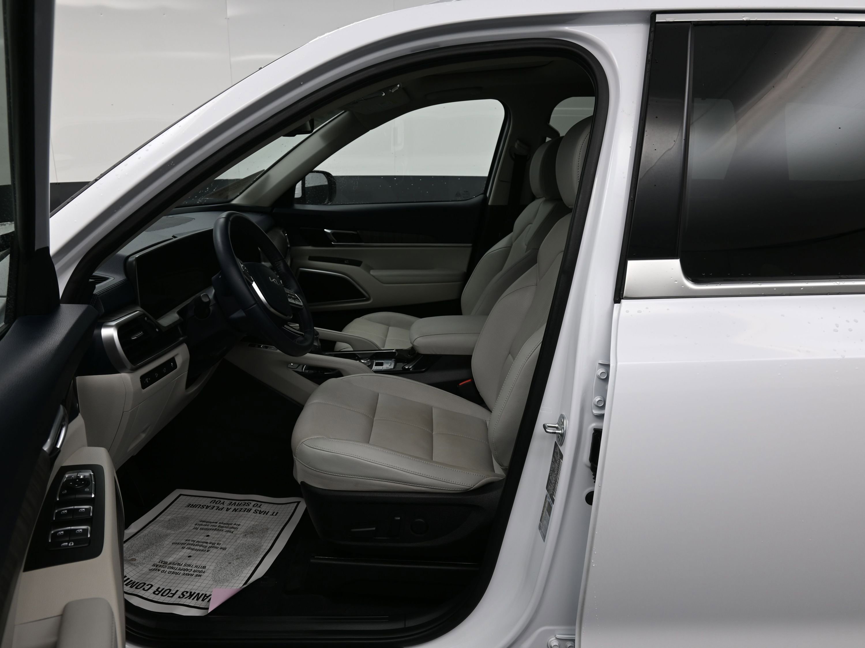 Used 2024 Kia Telluride EX w/ EX Captain's Chair Package image 24