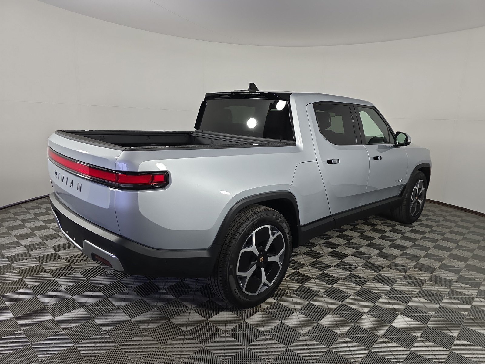 Used 2024 Rivian R1T Adventure AWD/4WD image 5
