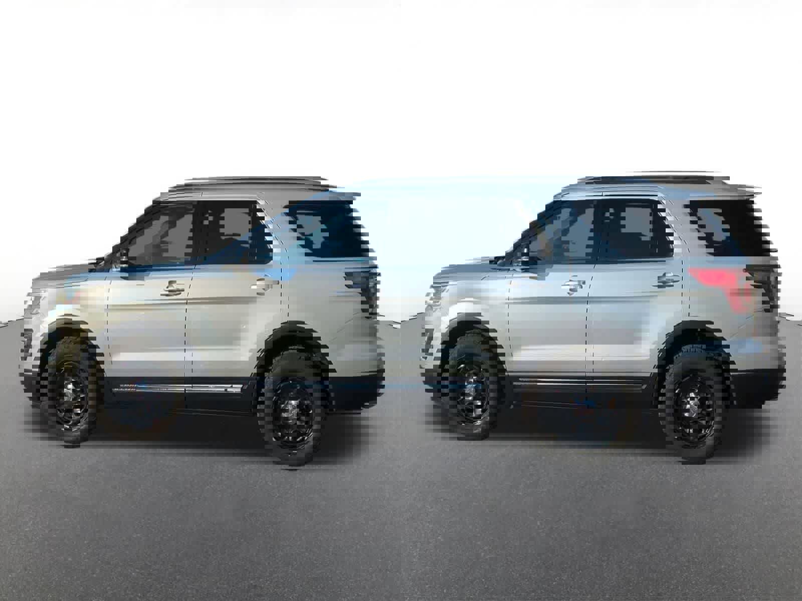 Used 2016 Ford Explorer XLT w/ Equipment Group 202A image 3