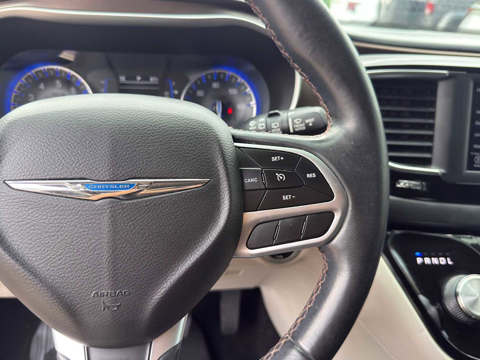 Used 2018 Chrysler Pacifica Touring-L FWD image 19