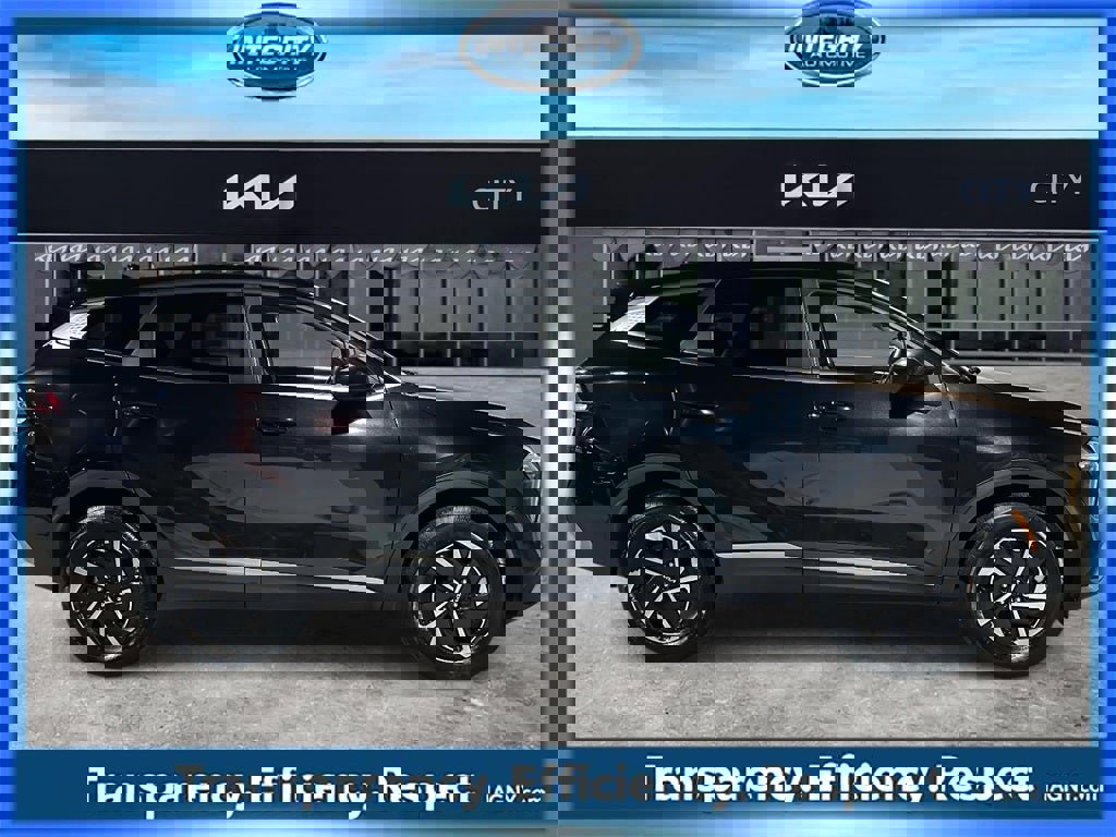 Used 2023 Kia Sportage LX image 2