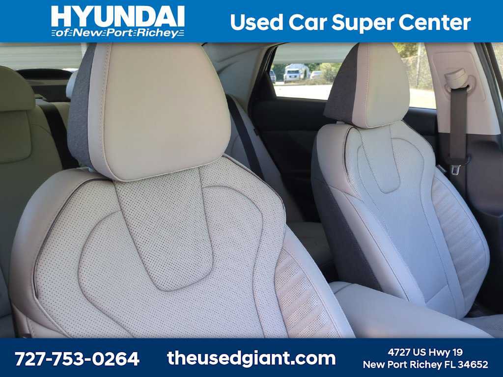 Certified 2025 Hyundai Elantra Limited w/ Cargo Package FWD image 6