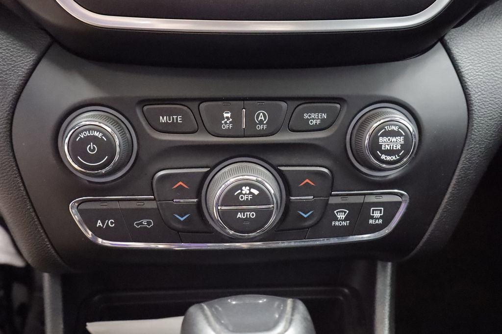 Used 2019 Jeep Cherokee Trailhawk w/ Comfort & Convenience Group AWD/4WD image 29