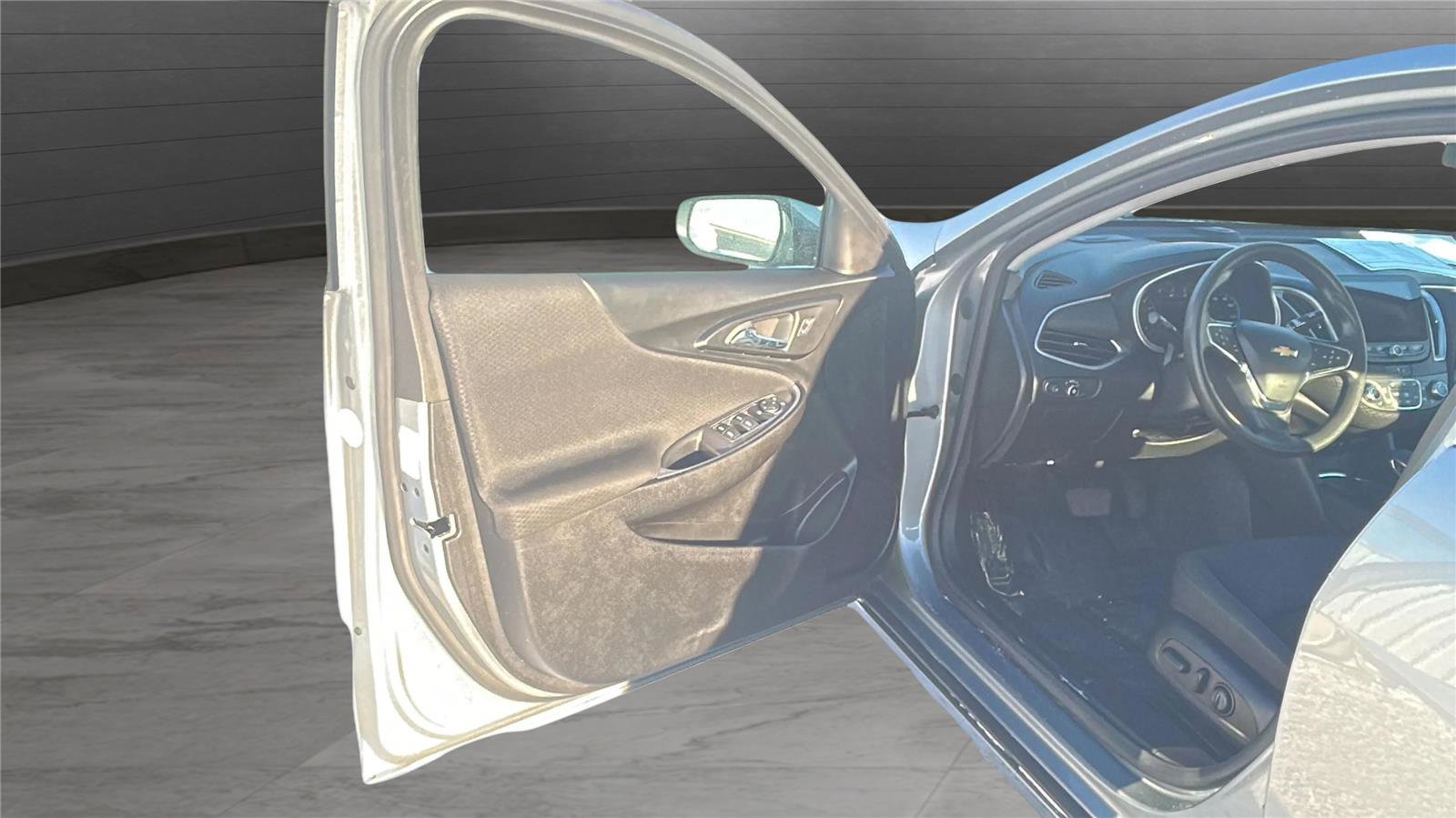 Used 2023 Chevrolet Malibu LT image 24