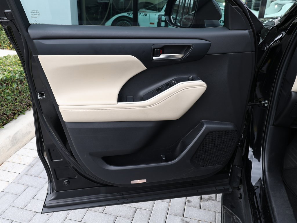 Used 2023 Toyota Highlander XLE image 11