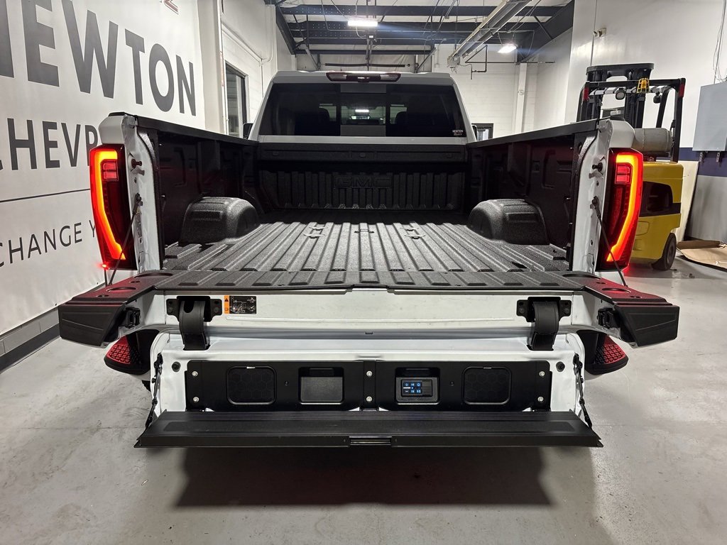 New 2026 GMC Sierra 3500 Denali Ultimate w/ LPO, Black Badging Package image 32